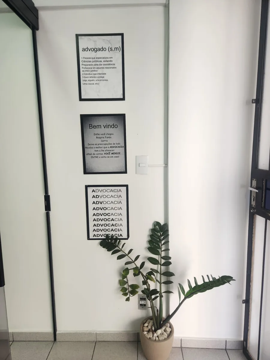 Recepção do escritório Aniellen Vieira Advocacia em Barbacena com quadros decorativos